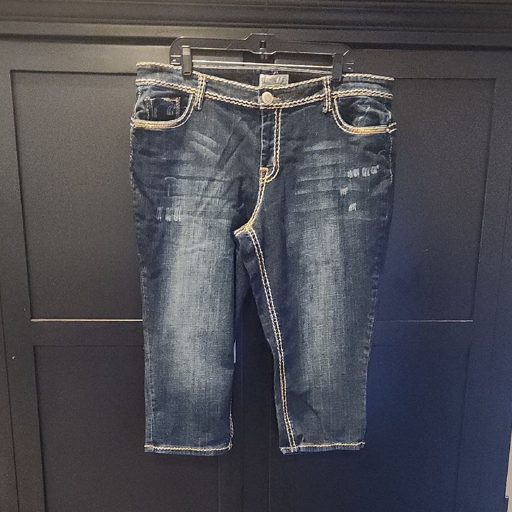 ZD SZ 20 Dark Denim Capris Distressed